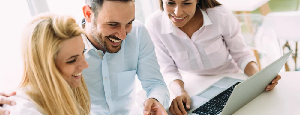 colleghi collaborano davanti a laptop